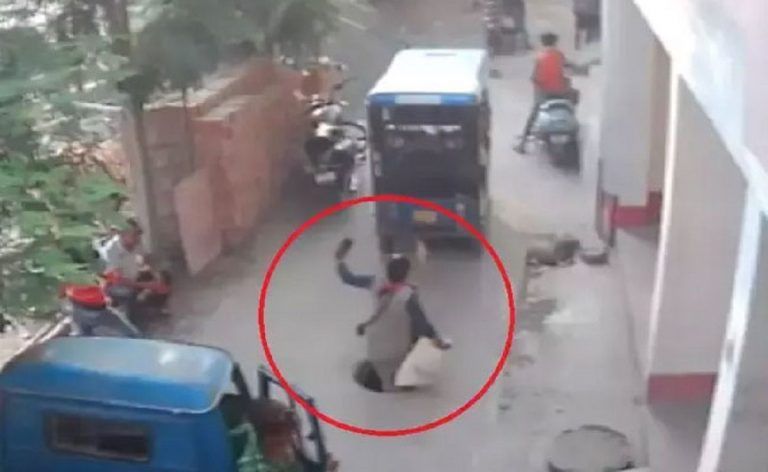 Viral Video: Patna Woman Falls In Open Manhole While Talking on Phone. Watch